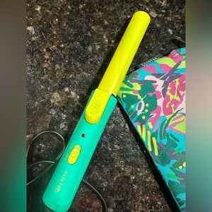 Brand new mini curling iron. Nothing wrong with it. Never used.